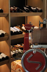 Stilvolles Restaurantinterieur von La Villetta mit gedeckten Tischen